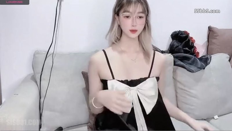 童颜巨尻嫩屄女主播「Vy-6868」震动棒玩弄阴蒂，蝴蝶嫩逼翩翩起舞，高潮白浆溢出